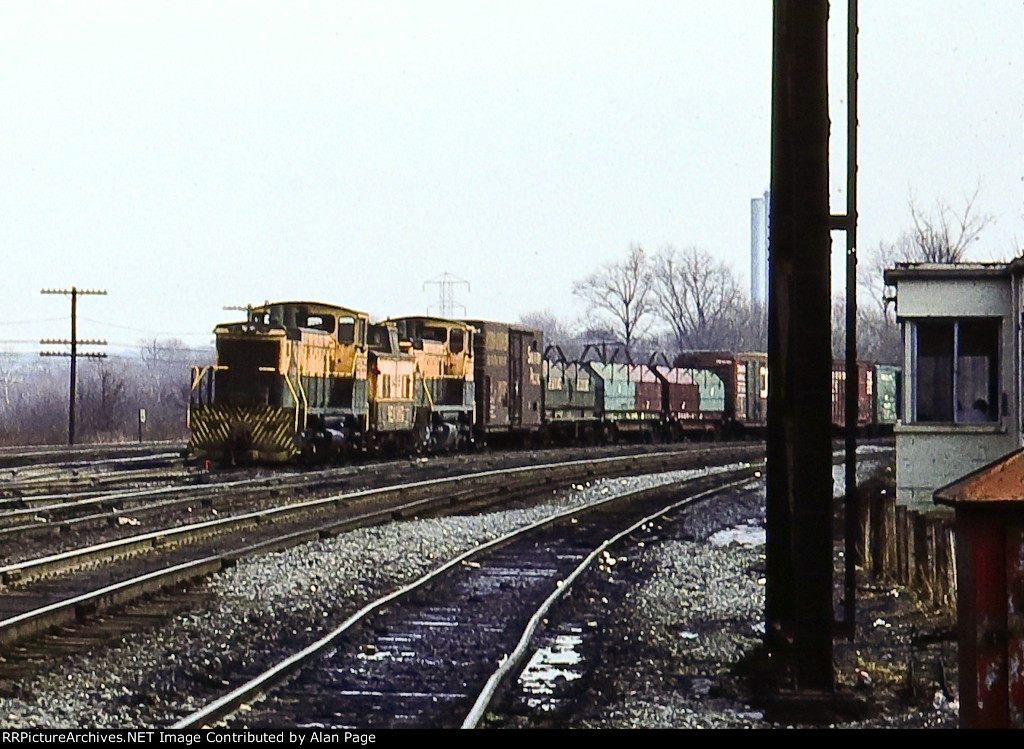 RDG SW1500 2769 and N4 cabin 94065